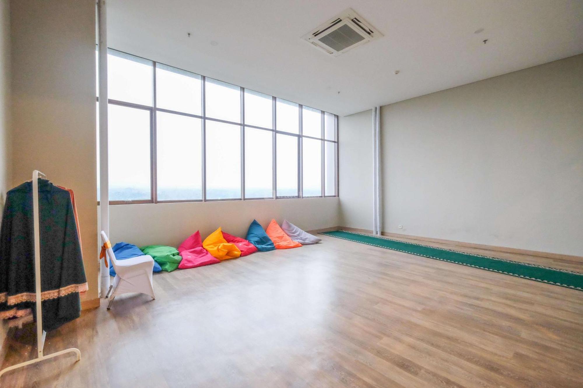 Homey And Minimalist 1br Royal Sentul Park By Travelio Apartemen